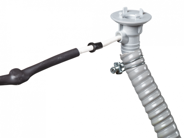 Varmesett for utendørsenhet Dreneringssettet består av: - Isolert kondensatvannslange tilpasset settets lengde. - Multi-adapter, 4-delt - Slangeklips, 1 stk., dobbellåsning - En varmekabel, strøm 15 w/m, termostatkontrollert, montert mellom kald og varm k